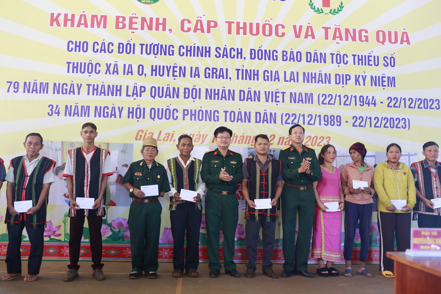 Lãnh đạo cơ quan Chính trị Binh đoàn và Công ty 715 tặng quà cho người dân. Ảnh: Vĩnh Hoàng Lãnh đạo cơ quan Chính trị Binh đoàn và Công ty 715 tặng quà cho người dân. Ảnh: Vĩnh Hoàng