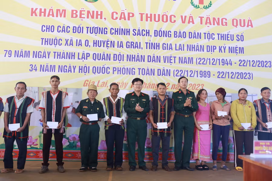 Lãnh đạo cơ quan Chính trị Binh đoàn và Công ty 715 tặng quà cho người dân. Ảnh: Vĩnh Hoàng