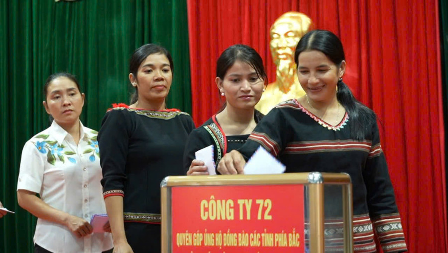 Công nhân người đồng bào dân tộc thiểu số tham gia ủng hộ đồng bào bị thiên tai. Ảnh: Vĩnh Hoàng Công nhân người đồng bào dân tộc thiểu số tham gia ủng hộ đồng bào bị thiên tai. Ảnh: Vĩnh Hoàng