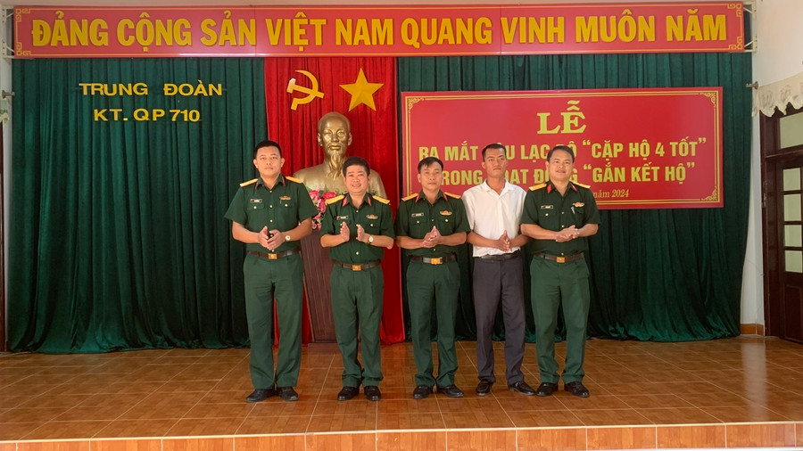 Ban Chủ nhiệm câu lạc bộ "Cặp hộ 4 tốt" ra mắt. Ảnh: Vĩnh Hoàng Ban Chủ nhiệm câu lạc bộ "Cặp hộ 4 tốt" ra mắt. Ảnh: Vĩnh Hoàng