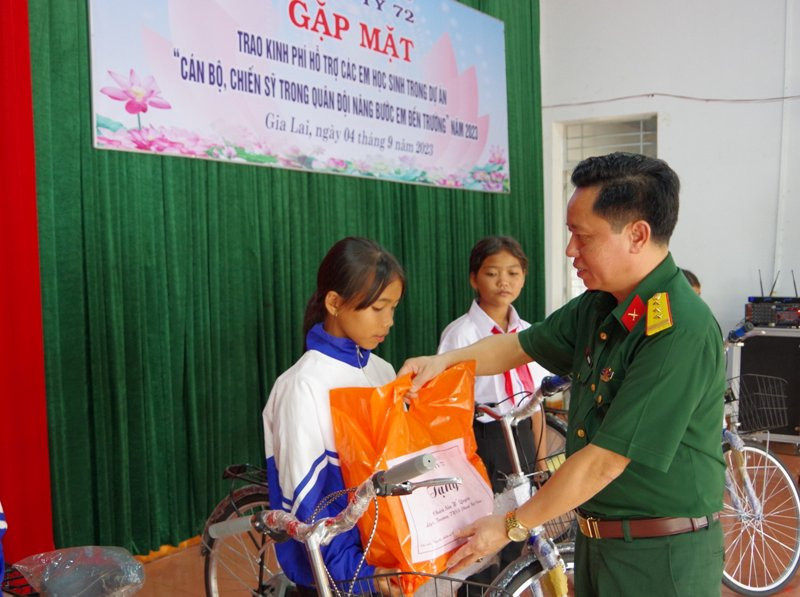 Lãnh đạo Công ty 72 trao quà cho các em học sinh. Ảnh: Vĩnh Hoàng Lãnh đạo Công ty 72 trao quà cho các em học sinh. Ảnh: Vĩnh Hoàng