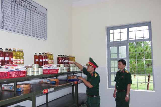 Thực hiện phần thi kiểm tra quân nhu sẵn sàng chiến đấu. Ảnh: Vĩnh Hoàng