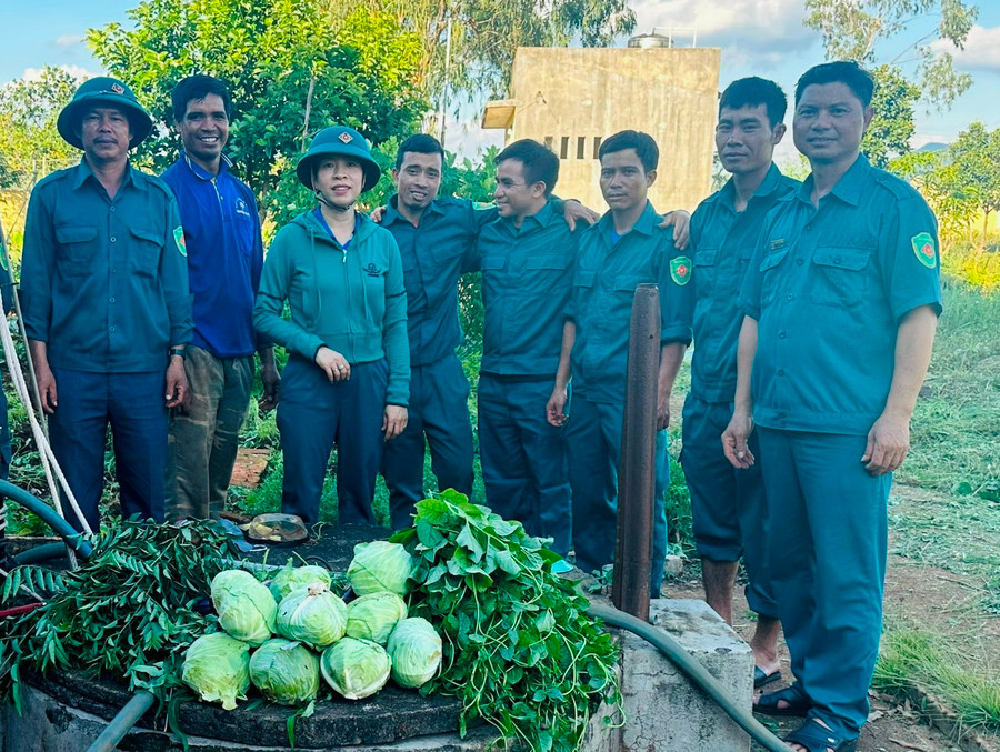 Chi bộ Quân sự xã Đak Djrăng thường xuyên lãnh đạo công tác tăng gia sản xuất. Ảnh: Vĩnh Hoàng Chi bộ Quân sự xã Đak Djrăng thường xuyên lãnh đạo công tác tăng gia sản xuất. Ảnh: Vĩnh Hoàng