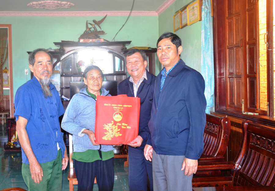 Chủ nhiệm Ủy ban Kiểm tra Tỉnh ủy tặng quà cho gia đình ông Đoàn Văn Ngọc. Ảnh: Vĩnh Hoàng Chủ nhiệm Ủy ban Kiểm tra Tỉnh ủy tặng quà cho gia đình ông Đoàn Văn Ngọc. Ảnh: Vĩnh Hoàng