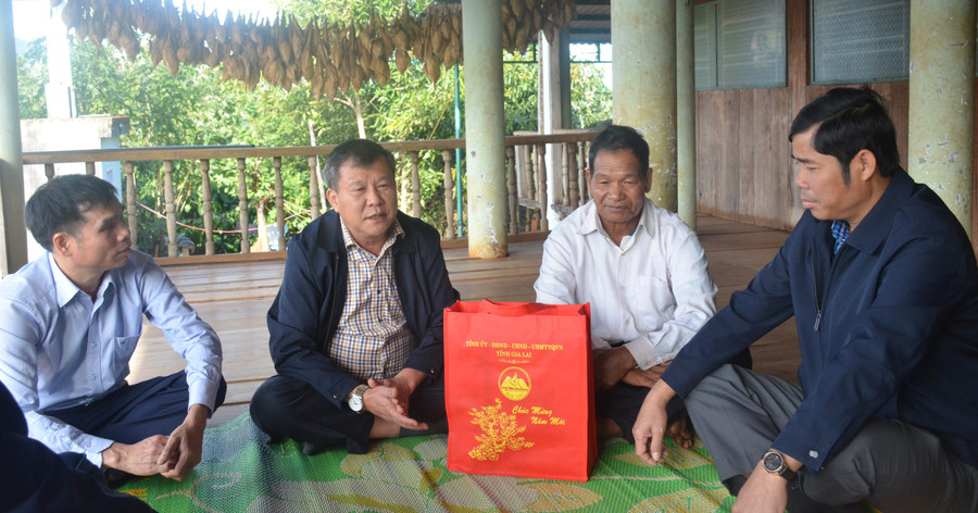 Chủ nhiệm Ủy ban Kiểm tra Tỉnh ủy động viên các gia đình phát huy truyền thống chăm lo lao động sản xuất. Ảnh: Vĩnh Hoàng Chủ nhiệm Ủy ban Kiểm tra Tỉnh ủy động viên các gia đình phát huy truyền thống chăm lo lao động sản xuất. Ảnh: Vĩnh Hoàng