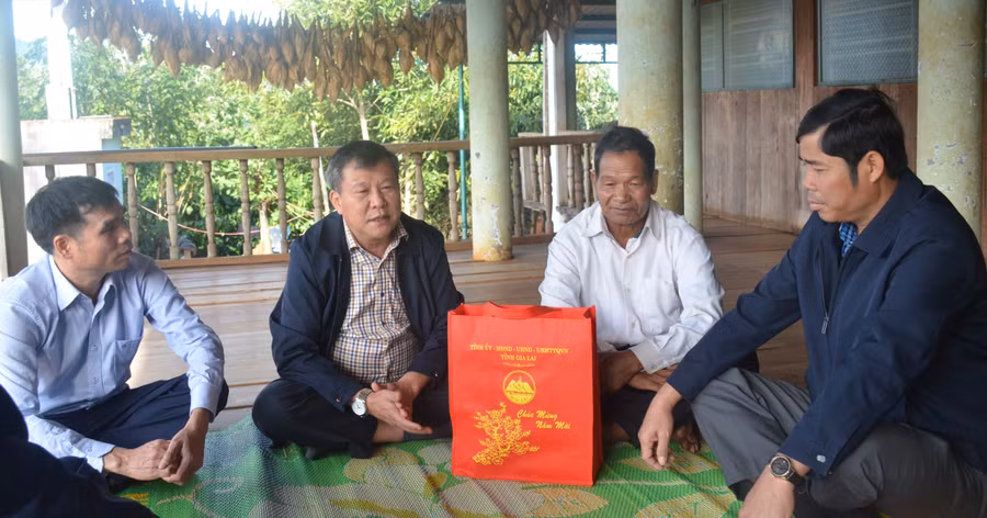 Chủ nhiệm Ủy ban Kiểm tra Tỉnh ủy động viên các gia đình phát huy truyền thống chăm lo lao động sản xuất. Ảnh: Vĩnh Hoàng