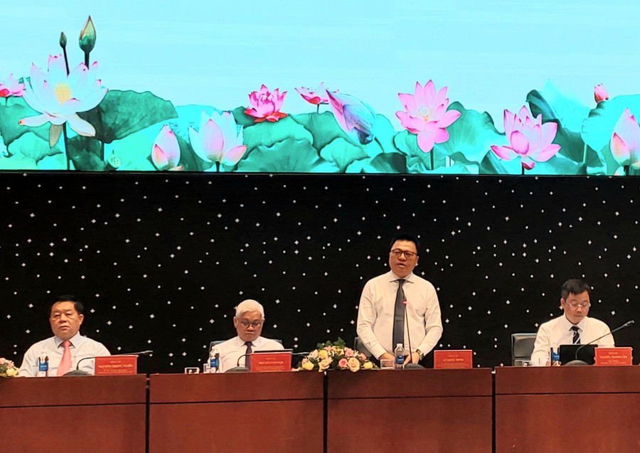 Đồng chí Lê Quốc Minh-Ủy viên Ban Chấp hành Trung ương Đảng, Tổng biên tập Báo Nhân Dân, Phó Trưởng ban Tuyên giáo Trung ương, Chủ tịch Hội Nhà báo Việt Nam phát biểu thảo luận tại hội nghị. Ảnh: Vĩnh Hoàng Đồng chí Lê Quốc Minh-Ủy viên Ban Chấp hành Trung ương Đảng, Tổng biên tập Báo Nhân Dân, Phó Trưởng ban Tuyên giáo Trung ương, Chủ tịch Hội Nhà báo Việt Nam phát biểu thảo luận tại hội nghị. Ảnh: Vĩnh Hoàng