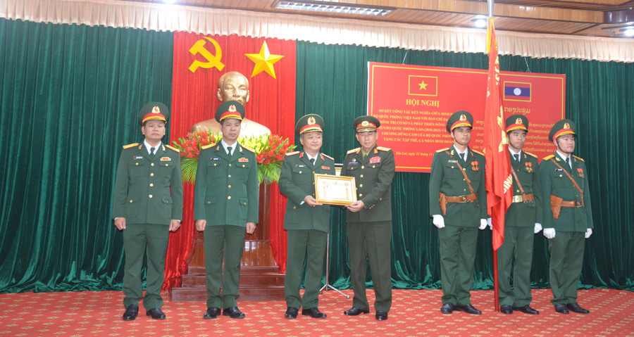 Thứ trưởng Bộ Quốc phòng Nước cộng hòa dân chủ nhân dân Lào trao Huân chương Anh dũng hạng Hai cho Bộ Tư lệnh Binh đoàn 15. Ảnh: Vĩnh Hoàng Thứ trưởng Bộ Quốc phòng Nước cộng hòa dân chủ nhân dân Lào trao Huân chương Anh dũng hạng Hai cho Bộ Tư lệnh Binh đoàn 15. Ảnh: Vĩnh Hoàng