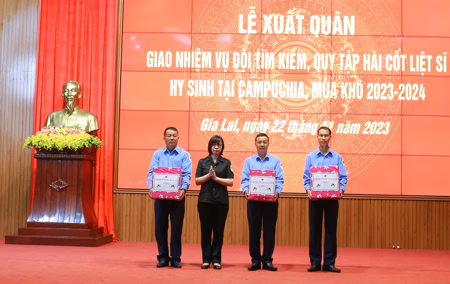 Phó Chủ tịch UBND tỉnh tặng quà cho đội K52. Ảnh: Vĩnh Hoàng