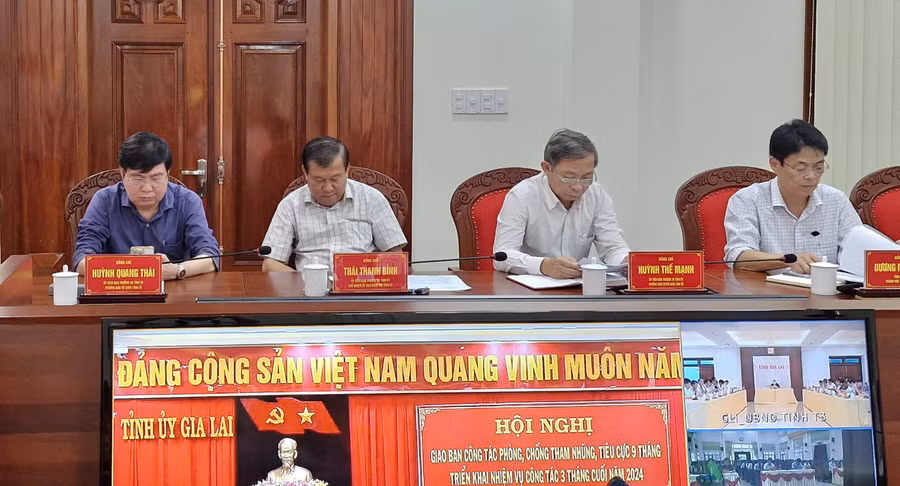 Các đồng chí lãnh đạo tỉnh dự hội nghị. Ảnh: Vĩnh Hoàng