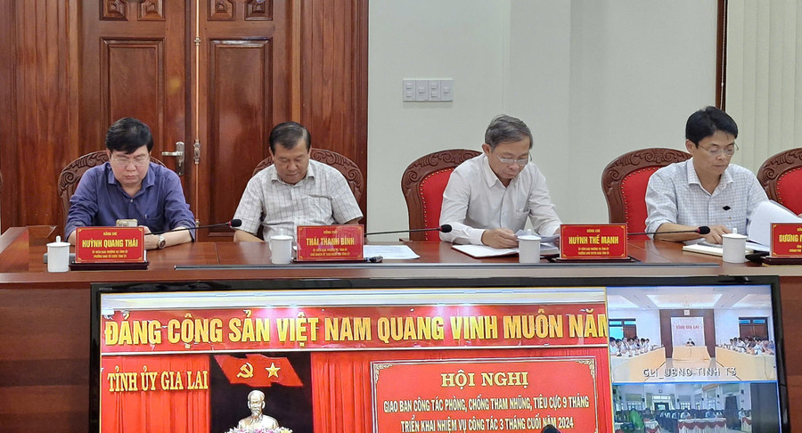 Các đồng chí lãnh đạo tỉnh dự hội nghị. Ảnh: Vĩnh Hoàng