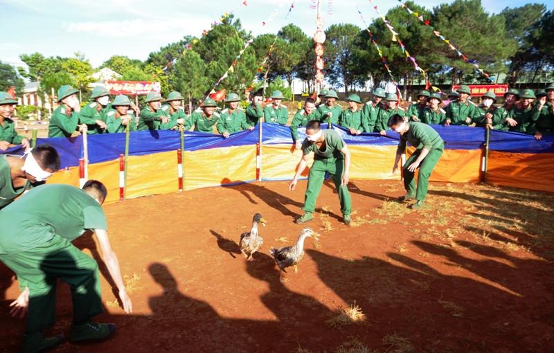 Trò chơi bịt mắt bắt vịt của cán bộ, chiến sĩ Lữ đoàn 273. Ảnh: Vĩnh Hoàng. Trò chơi bịt mắt bắt vịt của cán bộ, chiến sĩ Lữ đoàn 273. Ảnh: Vĩnh Hoàng.