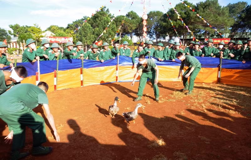 Trò chơi bịt mắt bắt vịt của cán bộ, chiến sĩ Lữ đoàn 273. Ảnh: Vĩnh Hoàng.