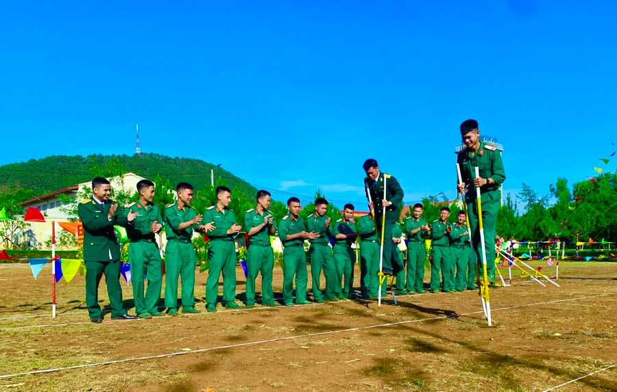 Trò chơi đi cà kheo của cán bộ, chiến sĩ Tiểu đoàn Thông tin 18, Sư đoàn 320. Ảnh: Vĩnh Hoàng. Trò chơi đi cà kheo của cán bộ, chiến sĩ Tiểu đoàn Thông tin 18, Sư đoàn 320. Ảnh: Vĩnh Hoàng.