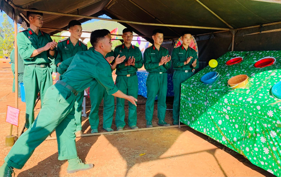 Các cán bộ, chiến sĩ Đại đội 1 (Ban Chỉ huy Quân sự huyện Đức Cơ, Bộ Chỉ huy Quân sự tỉnh) hào hứng với trò chơi ném bóng. Ảnh: Vĩnh Hoàng. Các cán bộ, chiến sĩ Đại đội 1 (Ban Chỉ huy Quân sự huyện Đức Cơ, Bộ Chỉ huy Quân sự tỉnh) hào hứng với trò chơi ném bóng. Ảnh: Vĩnh Hoàng.