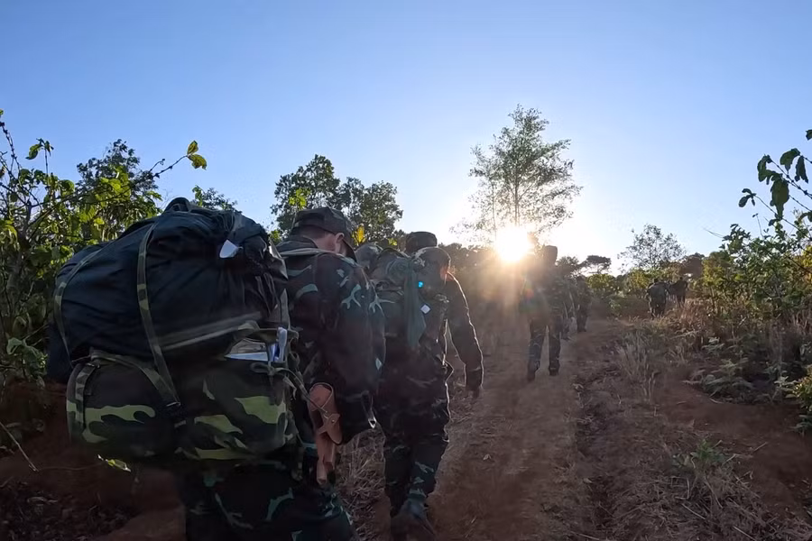 Cán bộ, chiến sĩ khắc phục khó khăn vượt qua thời tiết khắc nghiệt để luyện tập. Ảnh: Vĩnh Hoàng