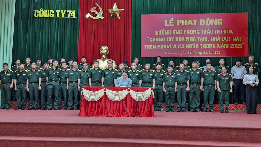 Đại diện các cơ quan, đơn vị ký giao ước hưởng ứng cuộc vận động. Ảnh: Vĩnh Hoàng Đại diện các cơ quan, đơn vị ký giao ước hưởng ứng cuộc vận động. Ảnh: Vĩnh Hoàng