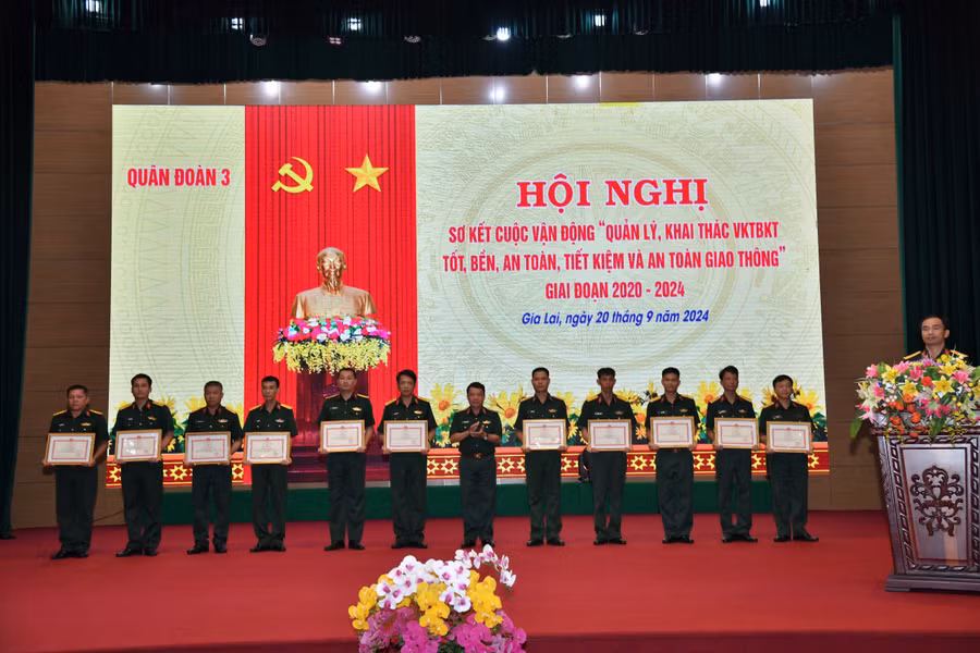 Quân đoàn 3 tặng bằng khen cho các tập thể, cá nhân đạt thành tích xuất sắc trong việc thực hiện Cuộc vận động 50. Ảnh: Vĩnh Hoàng