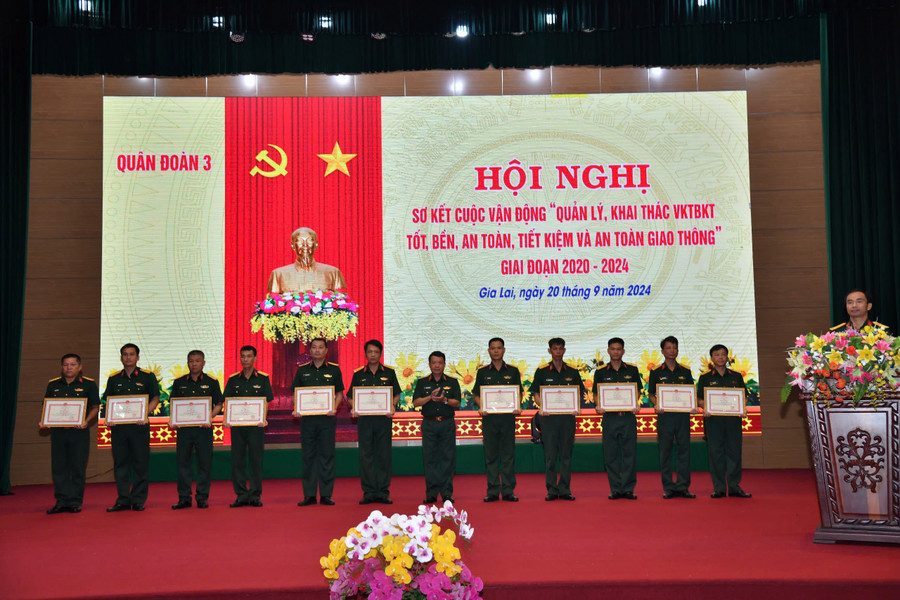 Quân đoàn 3 tặng bằng khen cho các tập thể, cá nhân đạt thành tích xuất sắc trong việc thực hiện Cuộc vận động 50. Ảnh: Vĩnh Hoàng Quân đoàn 3 tặng bằng khen cho các tập thể, cá nhân đạt thành tích xuất sắc trong việc thực hiện Cuộc vận động 50. Ảnh: Vĩnh Hoàng