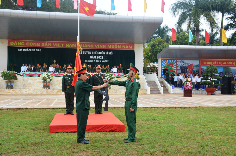 Nghi thức trao vũ khí cho chiến sĩ mới. Ảnh: Vĩnh Hoàng