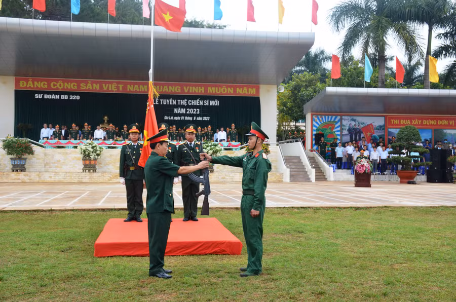 Nghi thức trao vũ khí cho chiến sĩ mới. Ảnh: Vĩnh Hoàng