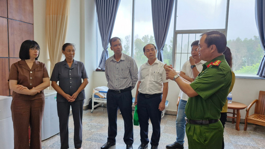 Đại tá Dương Văn Long-Phó giám đốc Công an tỉnh trao đổi về công tác đấu tranh bắt giữ đối tượng phạm tội. Ảnh: Vĩnh Hoàng Đại tá Dương Văn Long-Phó giám đốc Công an tỉnh trao đổi về công tác đấu tranh bắt giữ đối tượng phạm tội. Ảnh: Vĩnh Hoàng