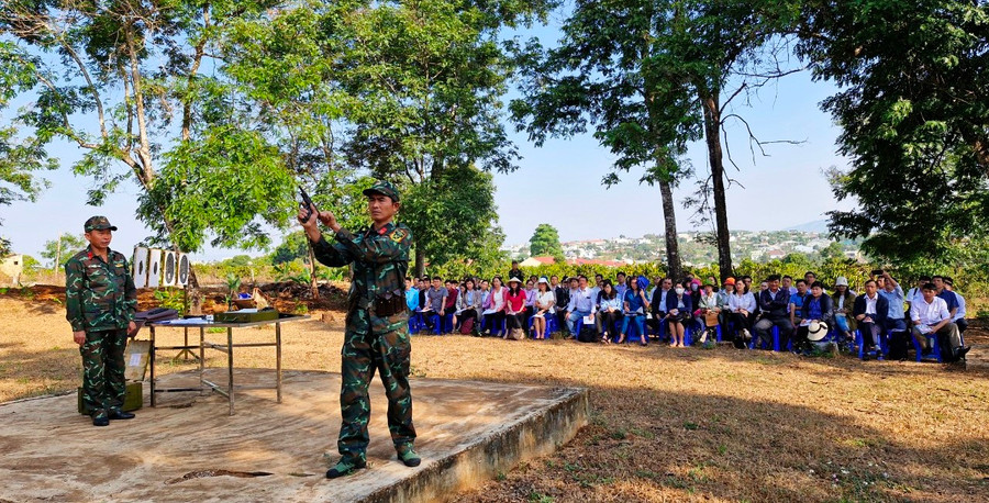 Các học viên được giới thiệu tính năng, cấu tạo của súng K45. Ảnh: Vĩnh Hoàng