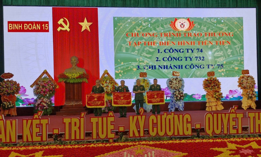 Tư lệnh Binh đoàn 15 tặng Cờ thi đua xuất sắc cho 3 tập thể. Ảnh: Vĩnh Hoàng