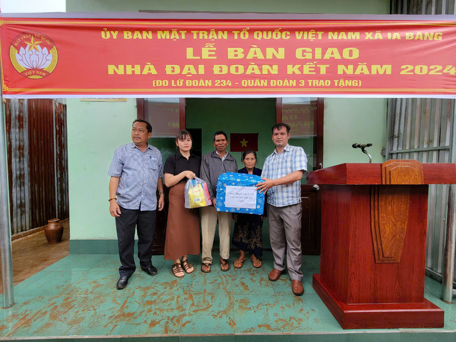 Cấp ủy, chính quyền địa phương hỗ trợ gia đình bà Boi một số đồ dùng sinh hoạt. Ảnh: Vĩnh Hoàng