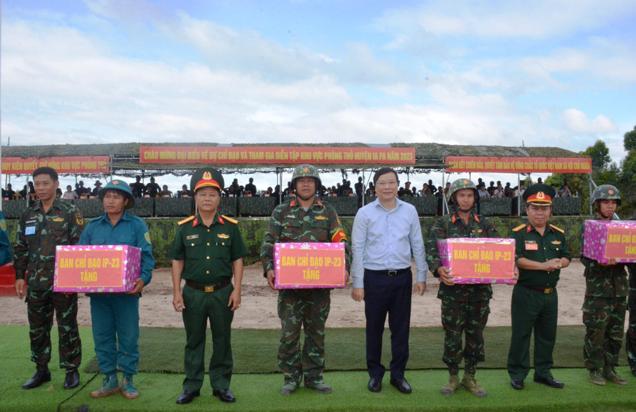 Chủ tịch UBND tỉnh Trương Hải Long tặng quà cho các lực lượng tham gia diễn tập. Ảnh: Vĩnh Hoàng