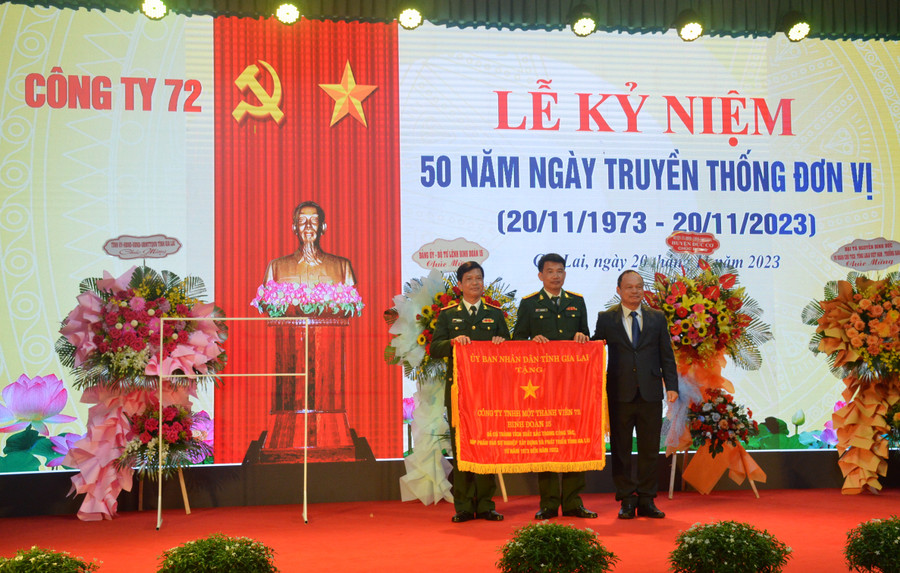 Phó Chủ tịch UBND tỉnh trao Cờ thi đua cho lãnh đạo đơn vị. Ảnh: Vĩnh Hoàng