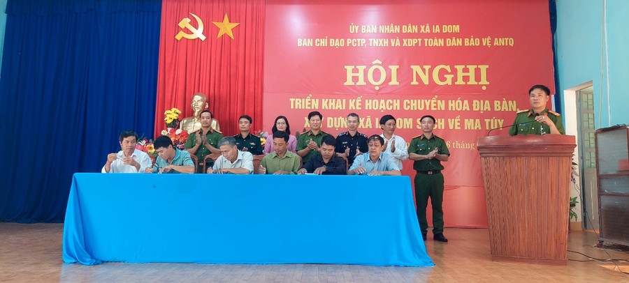 Các đại biểu ký cam kết không sử dụng, buôn bán, tàng trữ trái phép chất ma túy: Ảnh: Vĩnh Hoàng