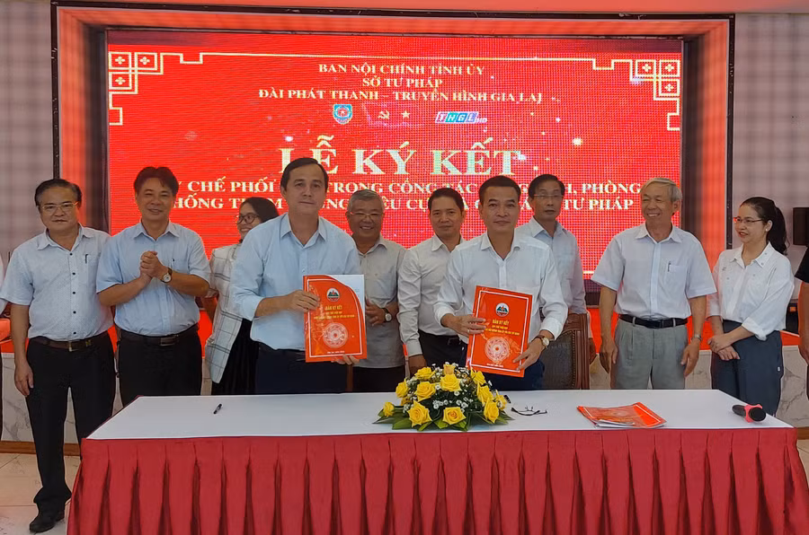 Lãnh đạo Ban Nội chính Tỉnh ủy và Đài Phát thanh-Truyền hình tỉnh trao đổi quy chế phối hợp. Ảnh: Vĩnh Hoàng