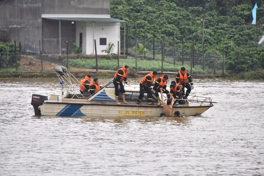 Lực lượng Cảnh sát phòng cháy chữa cháy và cứu hộ, cứu nạn Công an tỉnh thực hành cứu người mất tích trên sông. Ảnh: Vĩnh Hoàng