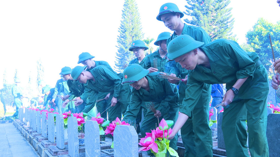Các thanh niên huyện Chư Prông lên đường nhập ngũ viếng Nghĩa trang liệt sỹ huyện. Ảnh: Vĩnh Hoàng Các thanh niên huyện Chư Prông lên đường nhập ngũ viếng Nghĩa trang liệt sỹ huyện. Ảnh: Vĩnh Hoàng