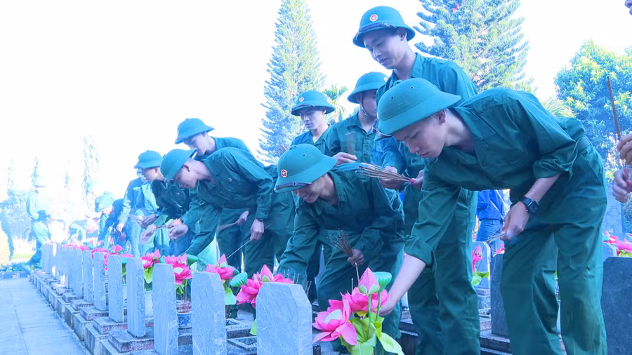 Các thanh niên huyện Chư Prông lên đường nhập ngũ viếng Nghĩa trang liệt sỹ huyện. Ảnh: Vĩnh Hoàng