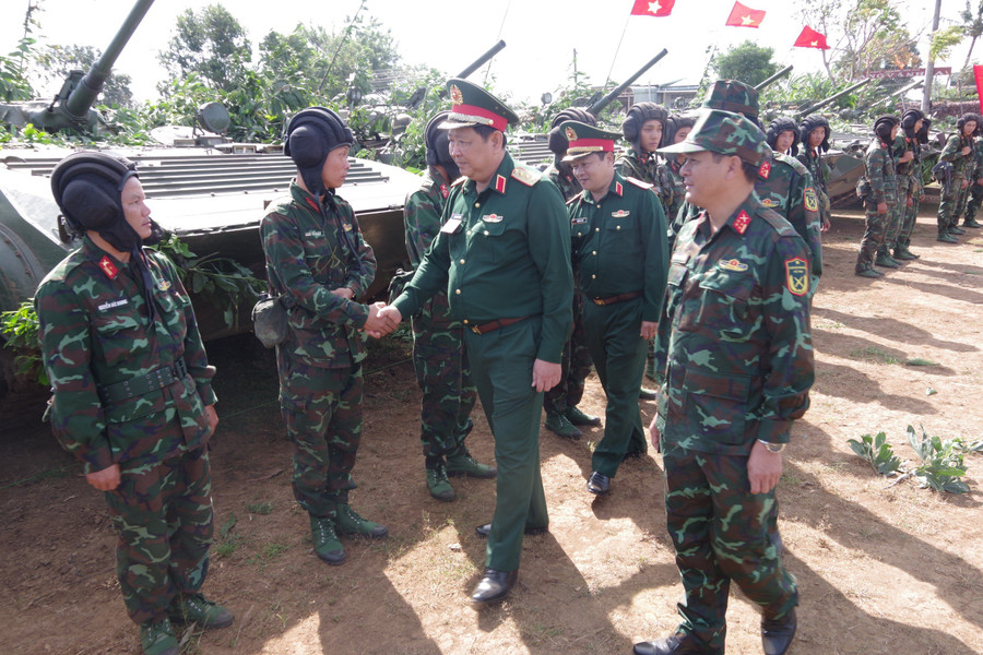 Thượng tướng Huỳnh Chiến Thắng-Ủy viên Ban Chấp hành Trung ương Đảng, Phó tổng Tham mưu Quân đội nhân dân Việt Nam thăm và động viên cán bộ, chiến sĩ Sư đoàn 320. Ảnh: Vĩnh Hoàng