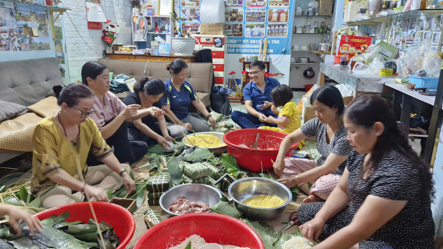 Nhiều người dân TP. Pleiku tập trung gói bánh tại tổ 3, phường Hoa Lư. Ảnh: Vĩnh Hoàng Nhiều người dân TP. Pleiku tập trung gói bánh tại tổ 3, phường Hoa Lư. Ảnh: Vĩnh Hoàng