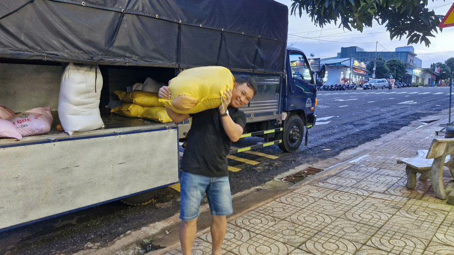 Người dân mang gạo đến điểm tập kết để chuyển ra ủng hộ đồng bào bị thiên tai. Ảnh: Vĩnh Hoàng Người dân mang gạo đến điểm tập kết để chuyển ra ủng hộ đồng bào bị thiên tai. Ảnh: Vĩnh Hoàng