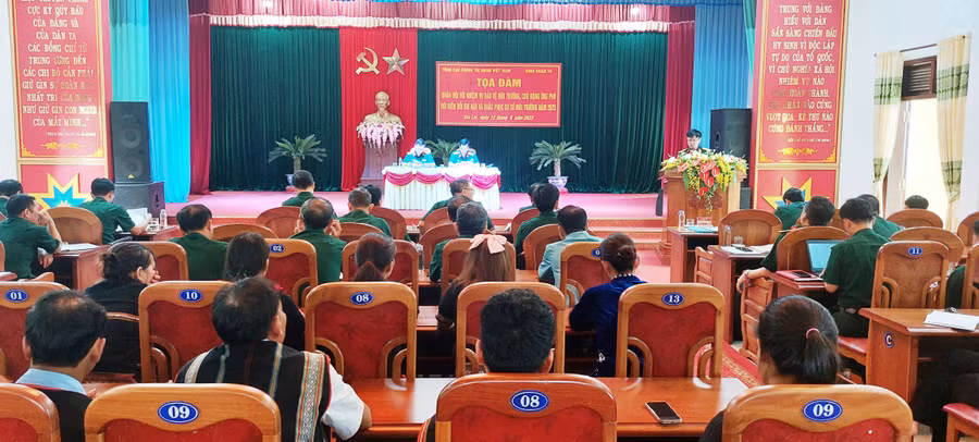 Đoàn công tác và Binh đoàn 15 tọa đàm về bảo vệ môi trường, ứng phó với biến đổi khí hậu. Ảnh: Vĩnh Hoàng