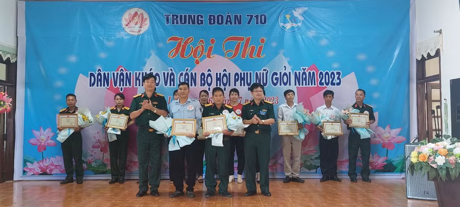 Ban tổ chức trao giải cho các đội thi đạt thành tích cao. Ảnh: Vĩnh Hoàng