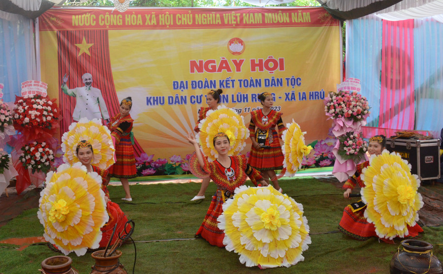 Một tiết mục văn nghệ chào mừng ngày hội. Ảnh: Vĩnh Hoàng Một tiết mục văn nghệ chào mừng ngày hội. Ảnh: Vĩnh Hoàng