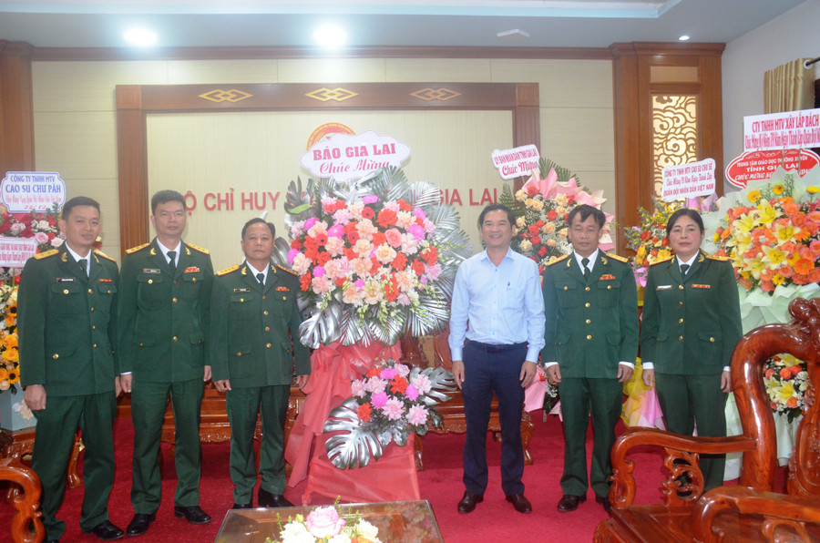 Ông Đoàn Minh Dưỡng-Phó tổng Biên tập Báo Gia Lai tặng hoa chúc mừng Bộ Chỉ huy Quân sự tỉnh. Ảnh: Vĩnh Hoàng