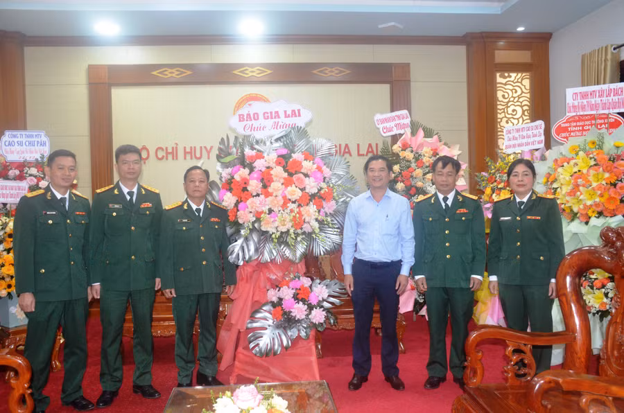 Ông Đoàn Minh Dưỡng-Phó tổng Biên tập Báo Gia Lai tặng hoa chúc mừng Bộ Chỉ huy Quân sự tỉnh. Ảnh: Vĩnh Hoàng