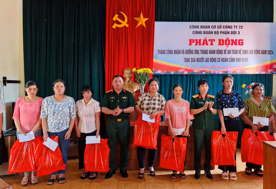 Tặng quà nhân Tháng công nhân. Ảnh: Vĩnh Hoàng