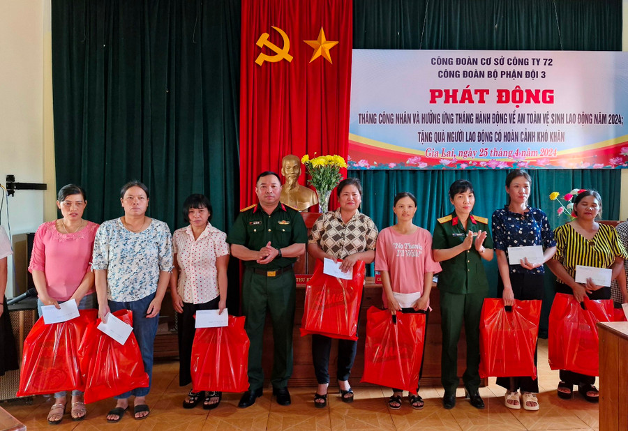 Tặng quà nhân Tháng công nhân. Ảnh: Vĩnh Hoàng Tặng quà nhân Tháng công nhân. Ảnh: Vĩnh Hoàng