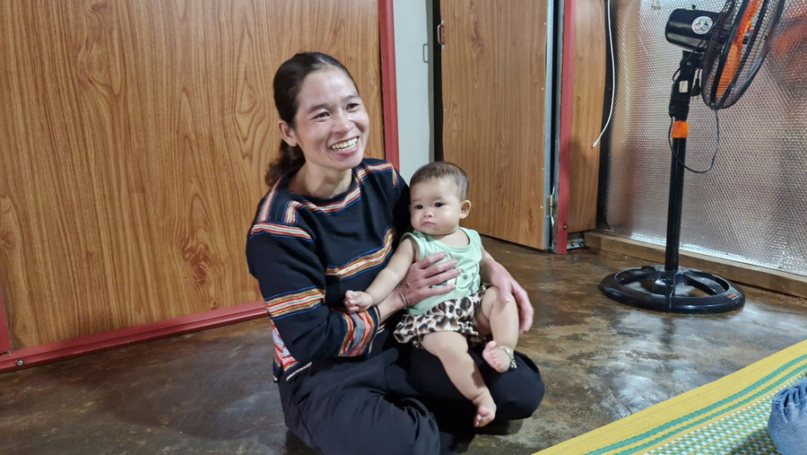 Chị Rmah H' Byên nói về những ngày đầu mới vào làm công nhân. Ảnh: Vĩnh Hoàng Chị Rmah H' Byên nói về những ngày đầu mới vào làm công nhân. Ảnh: Vĩnh Hoàng