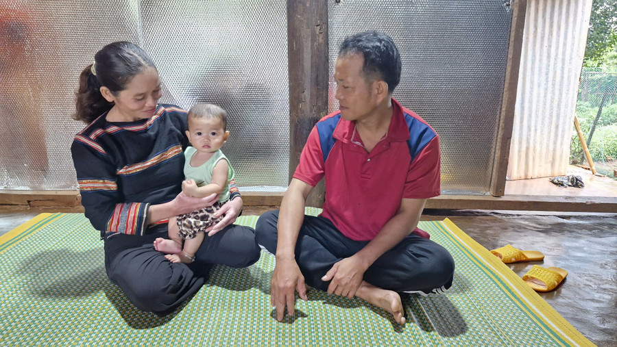 Ngoài việc hoàn thành tốt nhiệm vụ của đơn vị, chị Rmah H'Byên luôn đảm đang việc gia đình. Ảnh: Vĩnh Hoàng Ngoài việc hoàn thành tốt nhiệm vụ của đơn vị, chị Rmah H'Byên luôn đảm đang việc gia đình. Ảnh: Vĩnh Hoàng