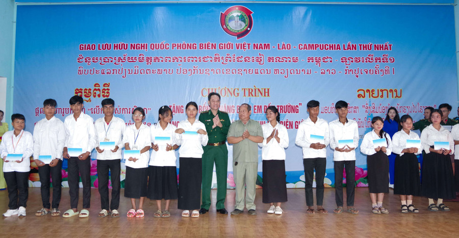 Trao học bổng cho các em học sinh. Ảnh: Vĩnh Hoàng Trao học bổng cho các em học sinh. Ảnh: Vĩnh Hoàng
