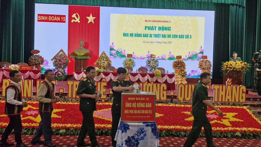 Các đại biểu dự Đại hội thi đua quyết thắng Binh đoàn 15 ủng hộ đồng bào bị ảnh hưởng do bão số 3. Ảnh: Vĩnh Hoàng Các đại biểu dự Đại hội thi đua quyết thắng Binh đoàn 15 ủng hộ đồng bào bị ảnh hưởng do bão số 3. Ảnh: Vĩnh Hoàng